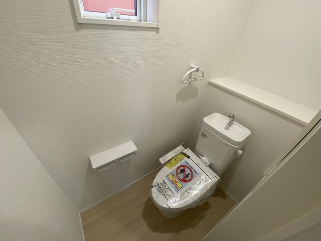 駿東郡清水町徳倉の新築一戸建のトイレ|各階にトイレがあるので、家族の準備が重なる忙しい朝も安心。もちろん温水洗浄便座完備です。