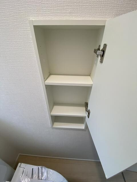 駿東郡清水町徳倉の新築一戸建のトイレ|トイレ内に、小さな収納もあります