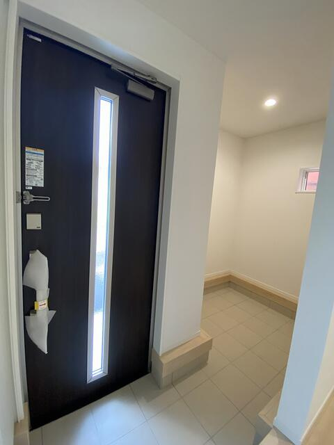 駿東郡清水町徳倉の新築一戸建の玄関|ベビーカーや外遊び用品、アウトドア用品をまとめて収納。室内に持ち込みたくない物にも便利です。