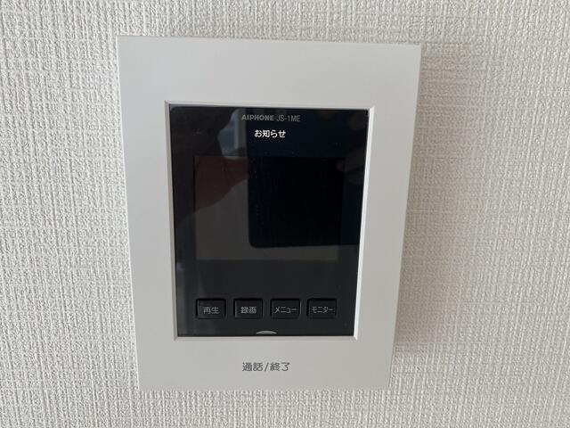 駿東郡清水町徳倉の新築一戸建の設備|玄関を開ける前にモニターで来訪者を確認できます。お子さんだけのお留守番にも心強い設備です。