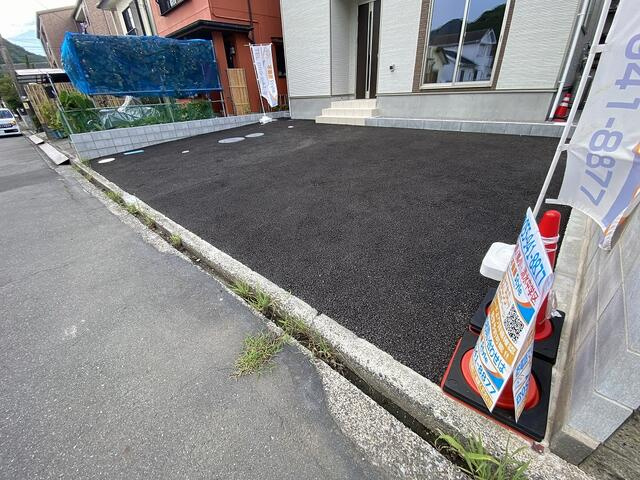 駿東郡清水町徳倉の新築一戸建の駐車場|夫婦それぞれの車に加え、もう１台停められる駐車場。来客時やお子さんの将来の車にも便利です。