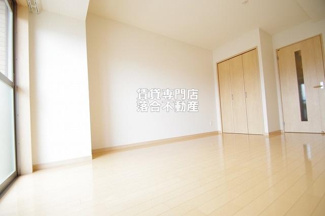 【居間・リビング】 | コロッサル六地蔵 | 明るくて広々としたお部屋♪