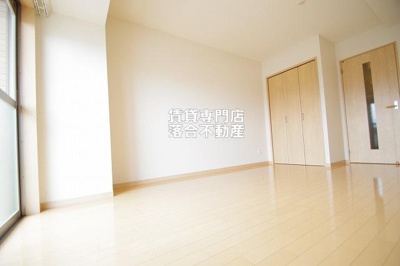 【居間・リビング】 | コロッサル六地蔵 | 明るくて広々としたお部屋♪