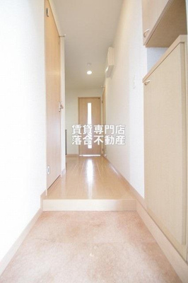 【玄関】 | コロッサル六地蔵 | ゆったりとした玄関