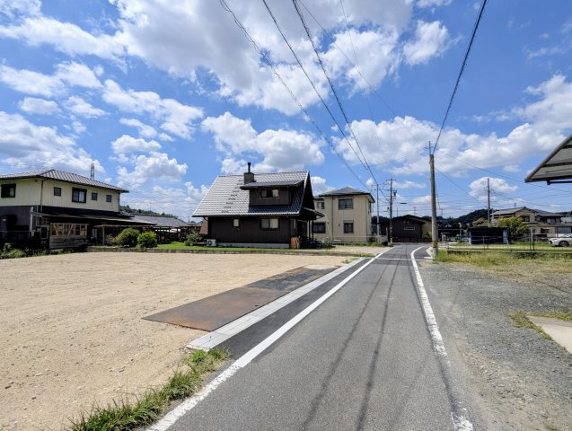 瀬戸市上品野町売り土地（全2区画）の前面道路含む現地写真