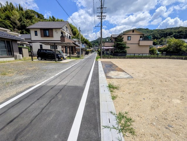 瀬戸市上品野町売り土地（全2区画）の前面道路含む現地写真