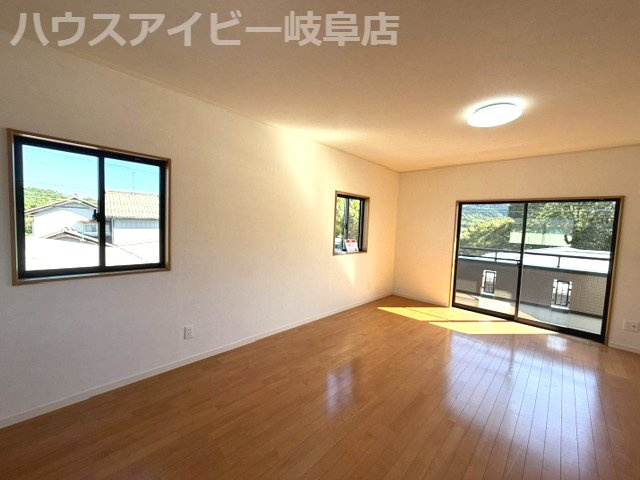 岐阜市大洞柏台！築23年再生住宅！お車3台可能！2台分カーポート！大容量のウォークインクローゼット！の洋室|岐阜市大洞柏台！築23年再生住宅！お車3台可能！2台分カーポート付き！大容量のウォークインクローゼット！