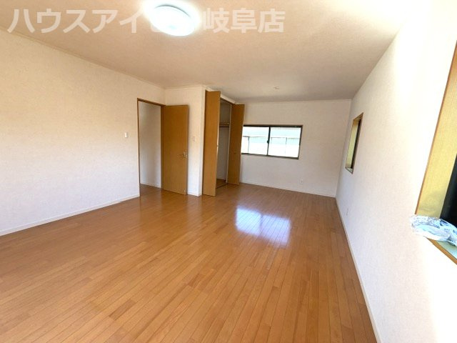 岐阜市大洞柏台！築23年再生住宅！お車3台可能！2台分カーポート！大容量のウォークインクローゼット！の洋室|岐阜市大洞柏台！築23年再生住宅！お車3台可能！2台分カーポート付き！大容量のウォークインクローゼット！