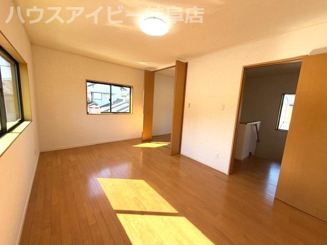 岐阜市大洞柏台！築23年再生住宅！お車3台可能！2台分カーポート！大容量のウォークインクローゼット！の洋室|岐阜市大洞柏台！築23年再生住宅！お車3台可能！2台分カーポート付き！大容量のウォークインクローゼット！