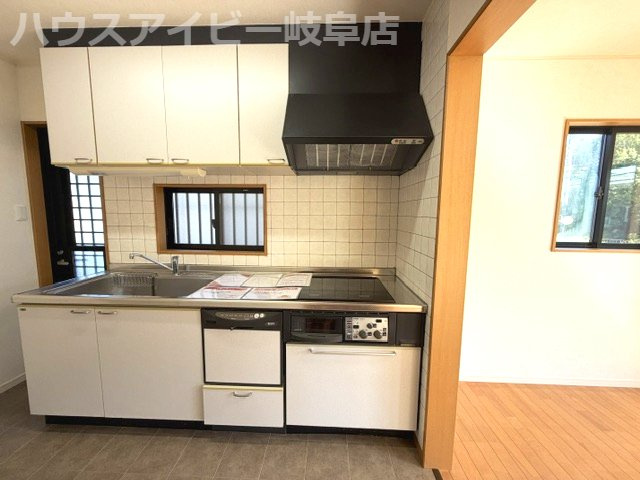 岐阜市大洞柏台！築23年再生住宅！お車3台可能！2台分カーポート！大容量のウォークインクローゼット！のキッチン|岐阜市大洞柏台！築23年再生住宅！お車3台可能！2台分カーポート付き！大容量のウォークインクローゼット！