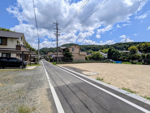 瀬戸市上品野町売り土地（全2区画）の前面道路含む現地写真