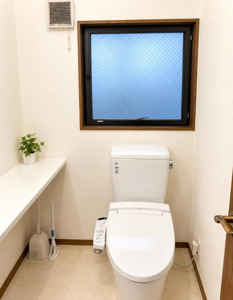 中野区大和町4丁目　中古戸建のトイレ|現地写真

現地ご見学希望・資料請求などお気軽にお問い合わせ下さい！
03-5990-5201