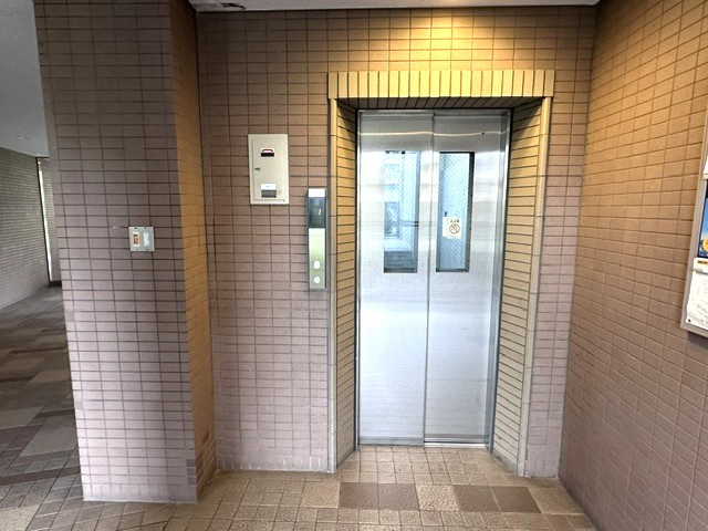 ローレルスクエア登美ヶ丘第1期10番館のその他共用部分|エレベーター停止階。
