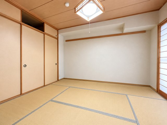 ローレルスクエア登美ヶ丘第1期10番館の和室|和室にも収納スペースが充実。
※AIによる動産物撤去加工をしています。