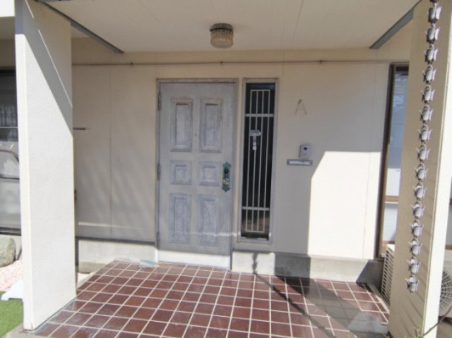 売中古戸建　静岡市駿河区下島の玄関|玄関ポーチにはゆとりある屋根を備え、雨の日の施錠、開錠も慌てずにできます！