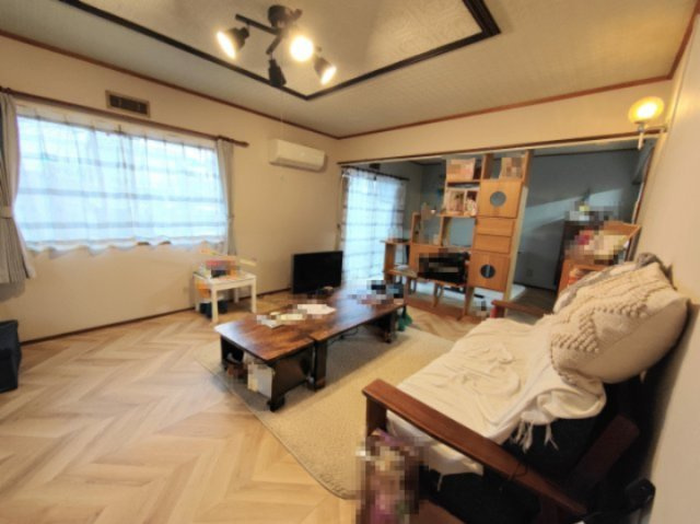 売中古戸建　静岡市駿河区下島の居間・リビング|LDKは21帖。明るく広々とした空間が家族の大切な時間を育みます！