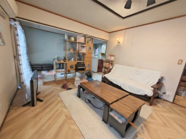 売中古戸建　静岡市駿河区下島の居間・リビング|大きな壁があり、家具やディスプレイの配置もしやすく、使い勝手の良い空間です！