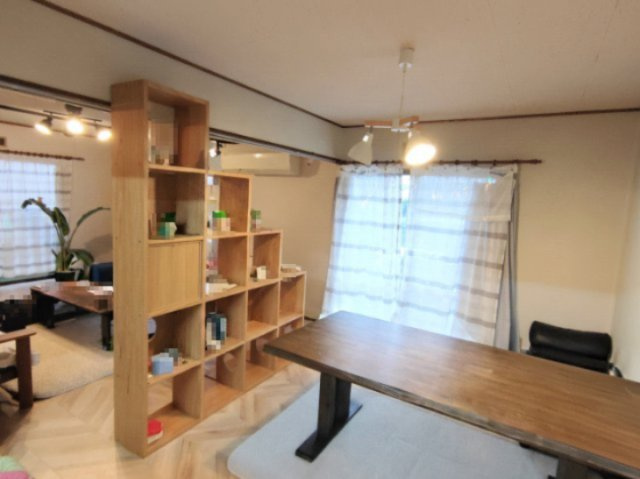 売中古戸建　静岡市駿河区下島の居間・リビング|柔らかな色合いのヘリンボーンの柄を採用した床はお洒落な雰囲気が漂います！