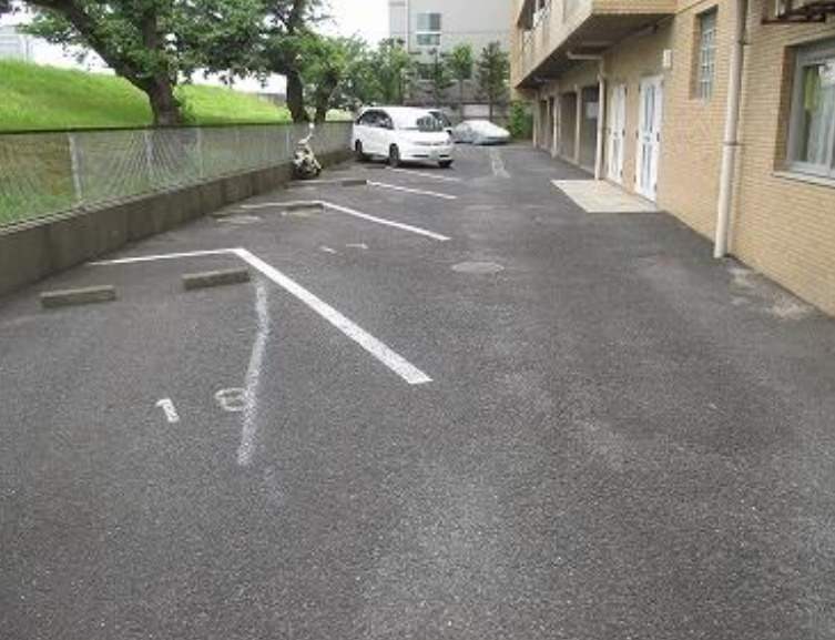多摩リバビューマンションの駐車場
