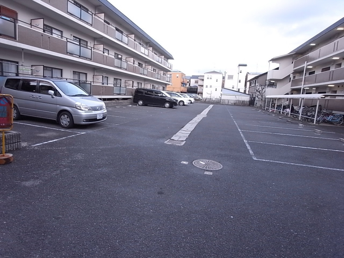 ソレイユ神田2棟の駐車場
