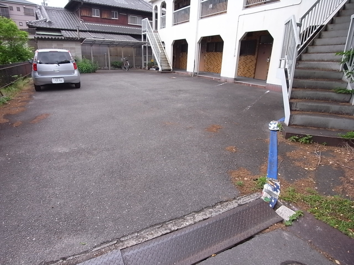 秦ハイツの駐車場