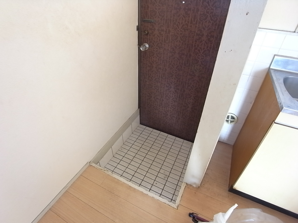 秦ハイツの玄関