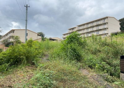 【外観】 | 愛名売地 | 隣家の土地はどうなっているのか、生活利便施設が近くにあるのか、学校まで近いかなど、お客様のライフスタイルにあわせたイメージが重要です。また、近くにあると困る施設が近くにないかも確認するといいでしょう。
