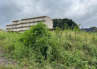 【外観】 | 愛名売地 | 土地購入を検討されている場合、境界杭がない状態で購入してしまうと境界確定測量をする必要があり、費用がかかります。購入の前に、売主、隣土地所有者立ち合いのもと境界を確定し境界杭を設置するのがベストです。