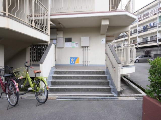 西岩崎コーポのエントランス