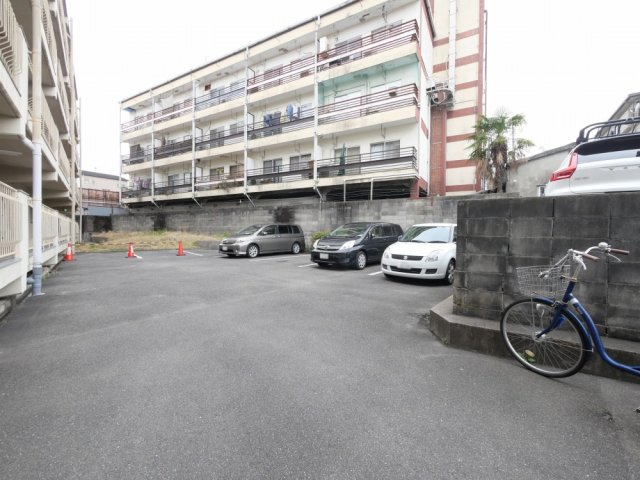西岩崎コーポの駐車場