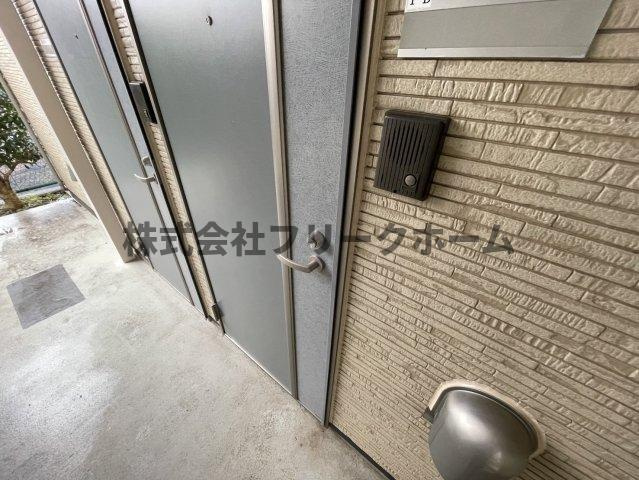 三鷹台マンションの玄関