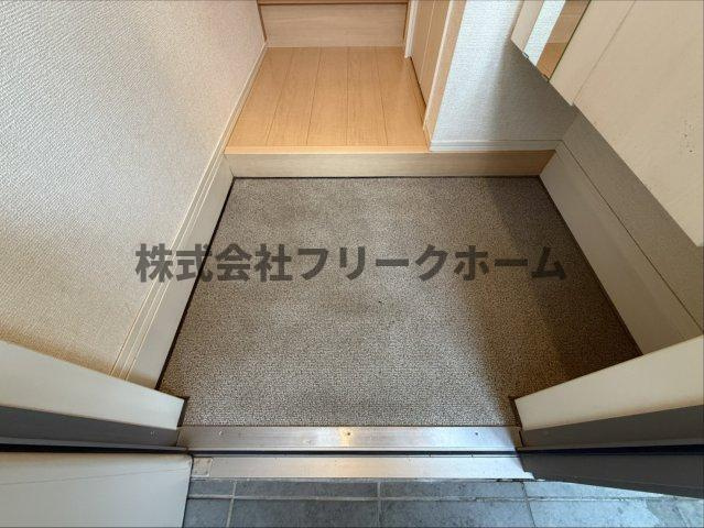 三鷹市深大寺２丁目のアパートの玄関