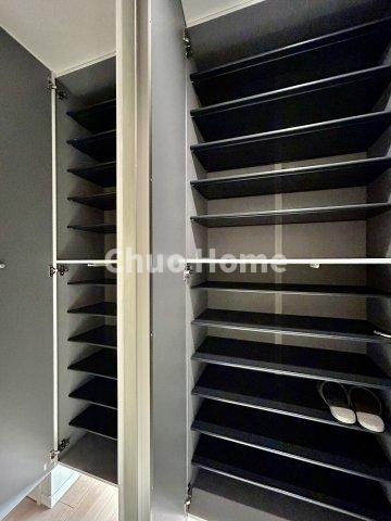 トーア平井マンションの玄関|【玄関】玄関には大型のシューズクローゼットを設置しておりますのでいつでもスッキリりとした空間を保てます。玄関周りを清潔に使うのはとても大事なことですよね。