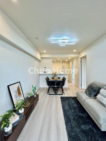 トーア平井マンションのダイニング|【ダイニング】忙しい朝でも、しっかり家族が揃って食事をして頂けるゆとりある大きさのダイニングスペース。奥様が作る手料理をカウンター越しに受けとって頂き、テーブルで囲む素敵な時間を存分に愉しんで下さい。