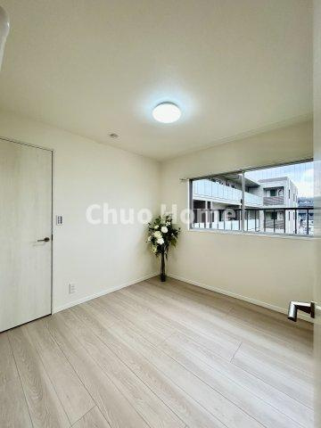トーア平井マンションの寝室|【寝室】心と体をゆったりと安らげる主寝室。寝室のゆとりが大きい分だけ、暮らしの安らぎは深まります。一日の疲れを癒すだけでなく、ご夫婦の親密な語らいを紡ぎ出します