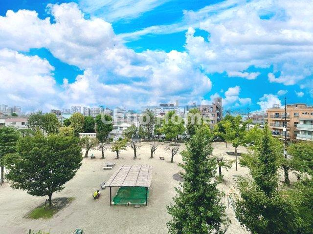 トーア平井マンションの展望|手を伸ばせば、ふれることが出来そうな環境が、そのままインテリアになったような印象です。その豊かな眺望にふさわしい空間には、通風・採光にも優れ、心地よい光と風があふれています