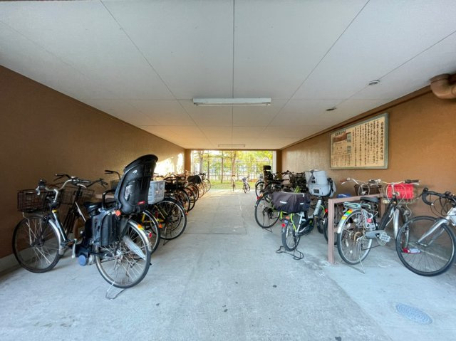 トーア平井マンションの駐輪場|【自転車置き場・バイク置場】最新の空き状況や費用などの詳細は担当スタッフまでお問い合わせください。