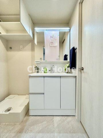 トーア平井マンションの独立洗面台|【洗面化粧台】洗面化粧台には三面鏡を採用。身だしなみを整えやすい事はもちろんですが、鏡の後ろに収納スペースを設ける事により、散らかりやすい洗面スペースをすっきりさせる事が出来るのも嬉しいですね