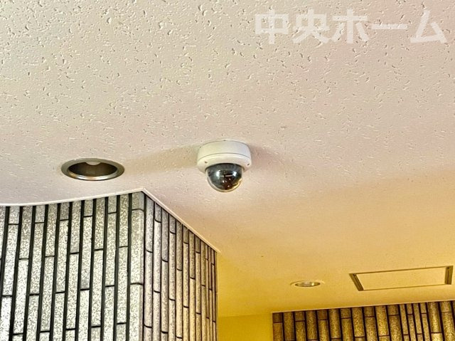 トーア平井マンションの防犯設備|【防犯カメラ】何かあった時の大事な証拠になることももちろんなりますが、防犯というくらいですので大事なのは防犯カメラがあることによって抑止力につながることですよね。
