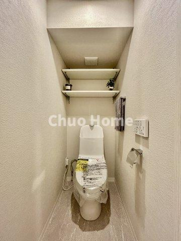トーア平井マンションのトイレ|【トイレ】 収納スペースをしっかりと確保した温水洗浄便座機能付きトイレ。温水洗浄便座は清潔にお使いいただくための大切なアイテムです。