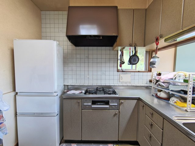 売中古戸建　静岡市駿河区北丸子１丁目のキッチン|3口コンロを備えたL字型キッチン。調理スペースと収納を確保した使いやすい設計です。
