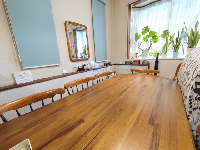 売中古戸建　静岡市駿河区北丸子１丁目のダイニング|明るい窓辺に面したダイニング。ゆとりあるテーブルスペースで、家族で食卓を囲めます。