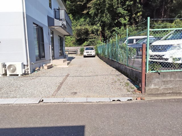 売中古戸建　静岡市駿河区北丸子１丁目の前面道路含む現地写真|前面道路に面したゆとりある敷地。駐車5台可能で、複数台のお車にも対応できます。
