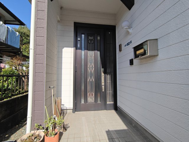 中古戸建　静岡市駿河区北丸子１丁目の玄関|明るく落ち着いた雰囲気の玄関ポーチ。ゆとりあるスペースで、雨の日の出入りも快適です。