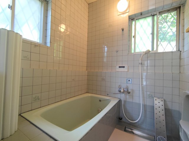 中古戸建　静岡市駿河区北丸子１丁目の浴室|2面採光の明るい浴室。2方向から自然光が入り、爽やかで開放感のある空間です。