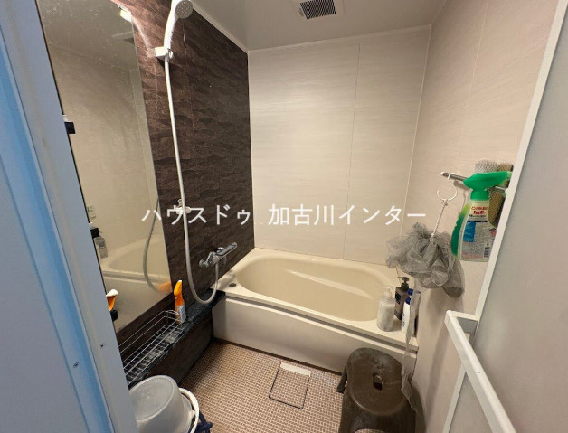 プレステージ東加古川の浴室|高級感のある壁パネルが施され、広々とした浴槽でゆったりバスタイム