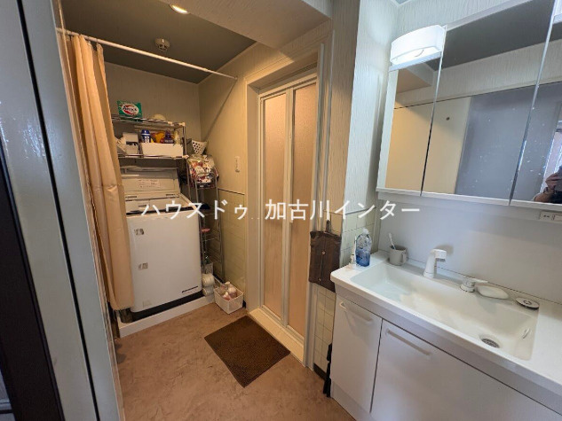プレステージ東加古川の洗面所|高級感のある壁パネルが施され、広々とした浴槽でゆったりバスタイム　