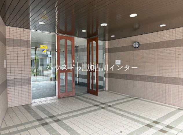 プレステージ東加古川のエントランス|重厚感と清潔感を兼ね備えた、手入れの行き届いたエントランスです