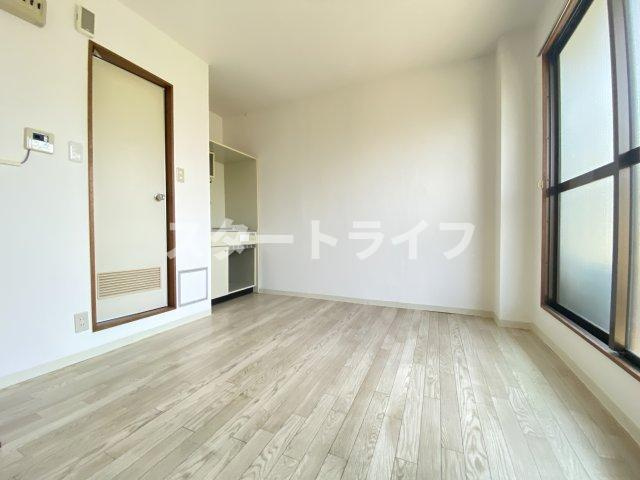 大阪市東淀川区淡路２丁目の賃貸マンションの居間・リビング