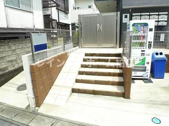 特典：仲介手数料が無料です!!のエントランス